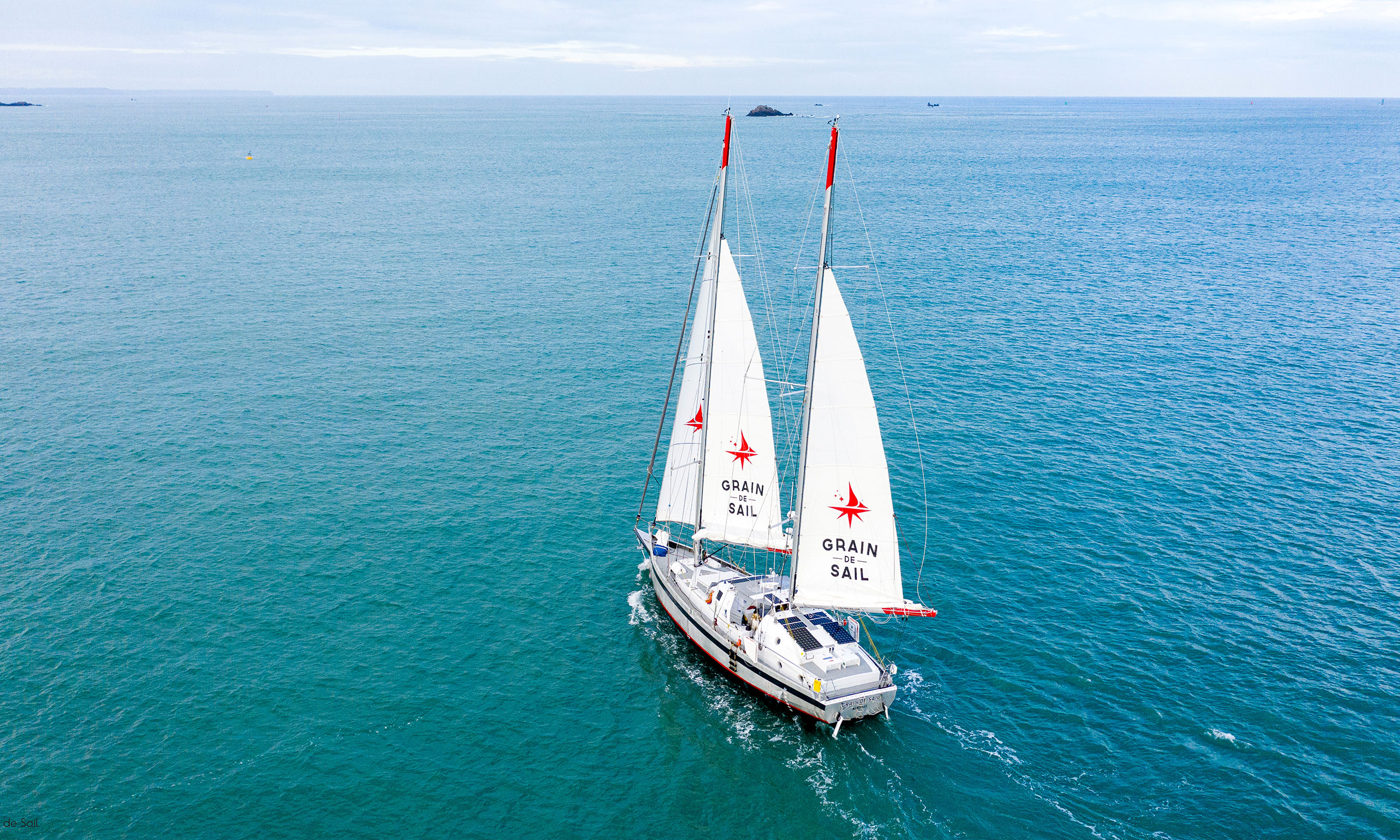 Un voilier transportant des marchandises.