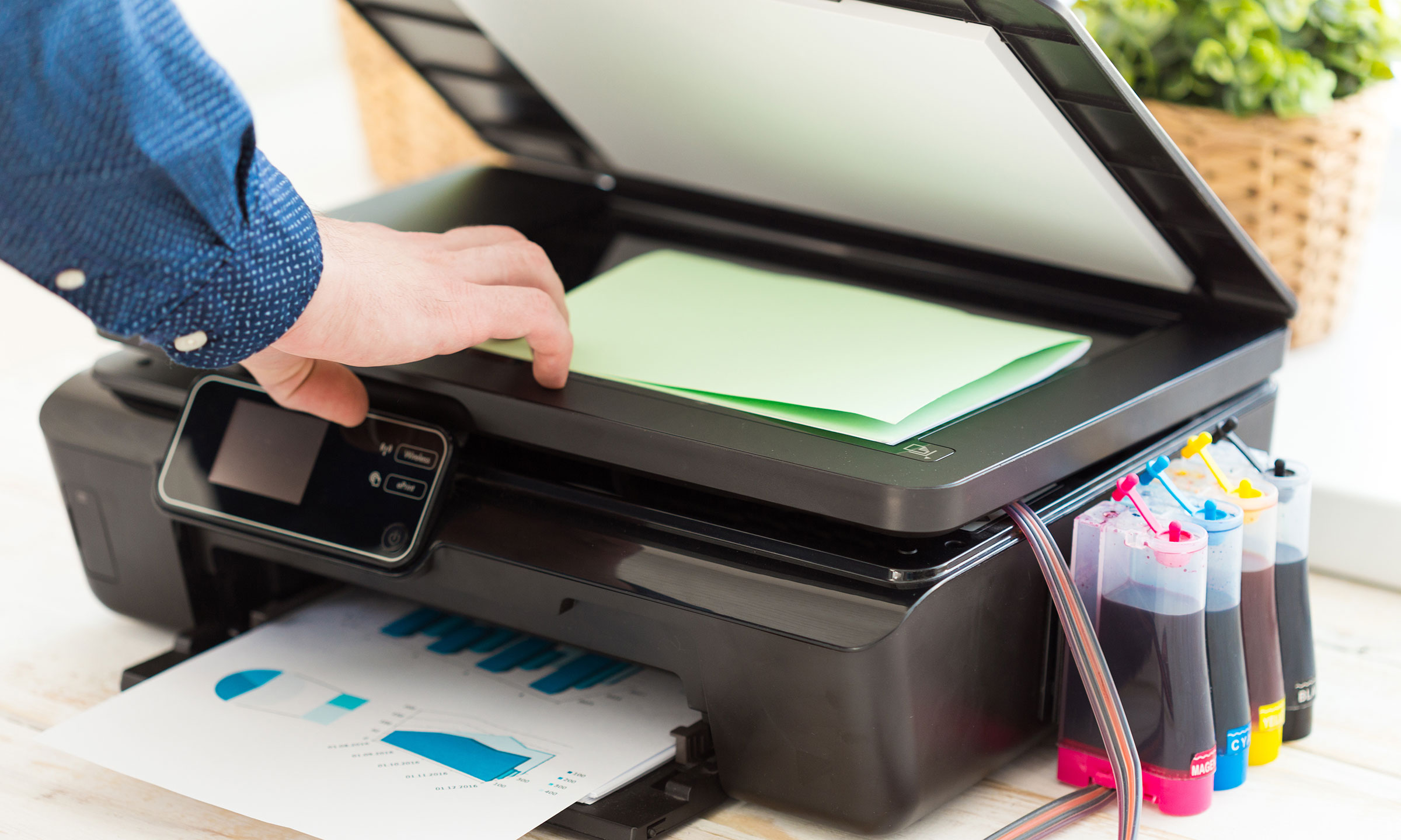 Une imprimante jet d'encre avec des cartouches externes rechargeables.